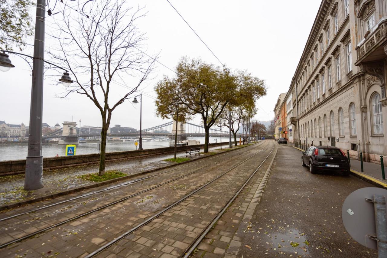Danube Waterfront View At Chain Bridge Budapest Exterior photo